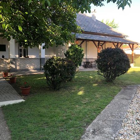 Tisza-Kert Apartmanok ทิสซาฟือแรด ภายนอก รูปภาพ