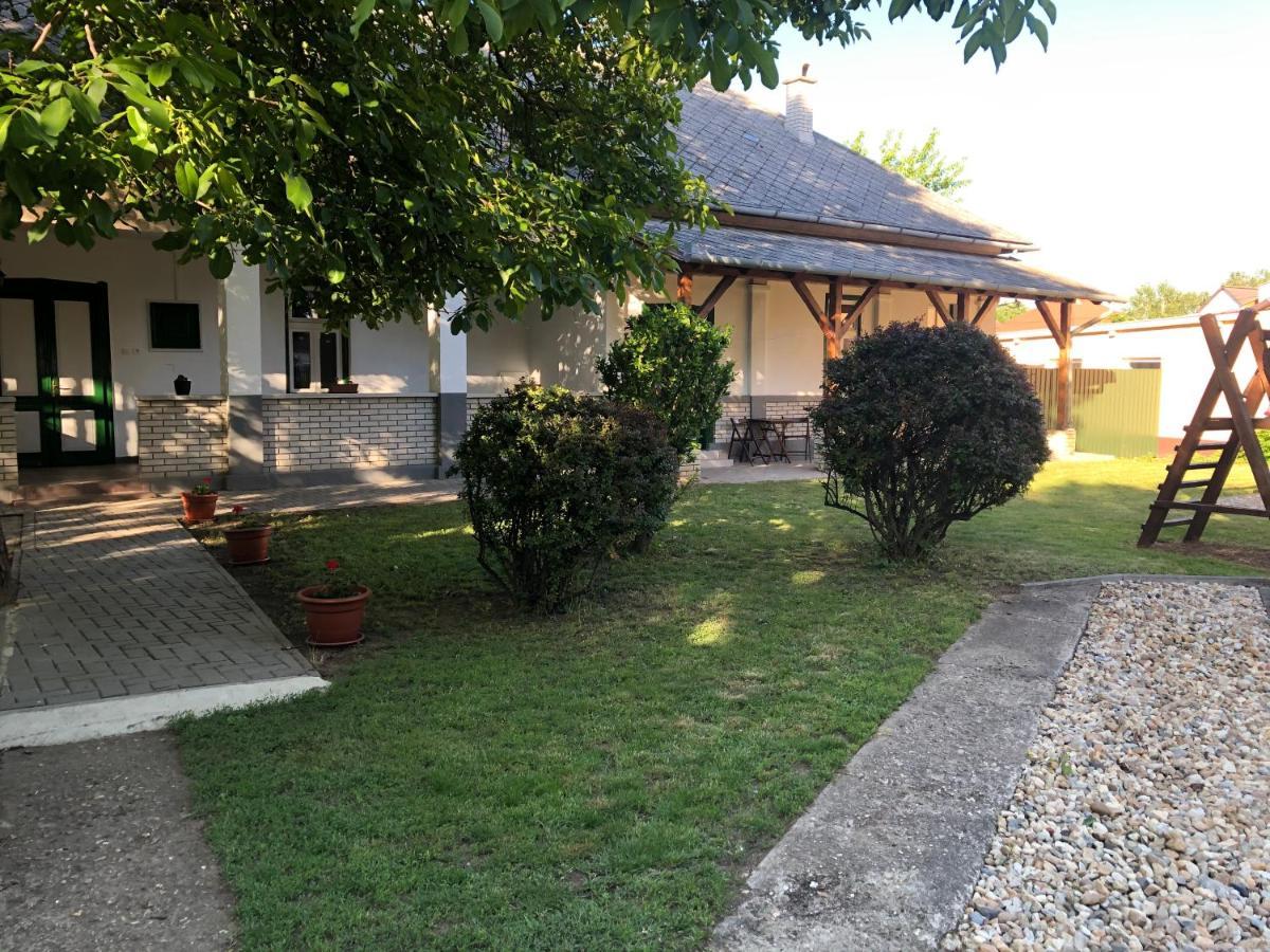 Tisza-Kert Apartmanok ทิสซาฟือแรด ภายนอก รูปภาพ