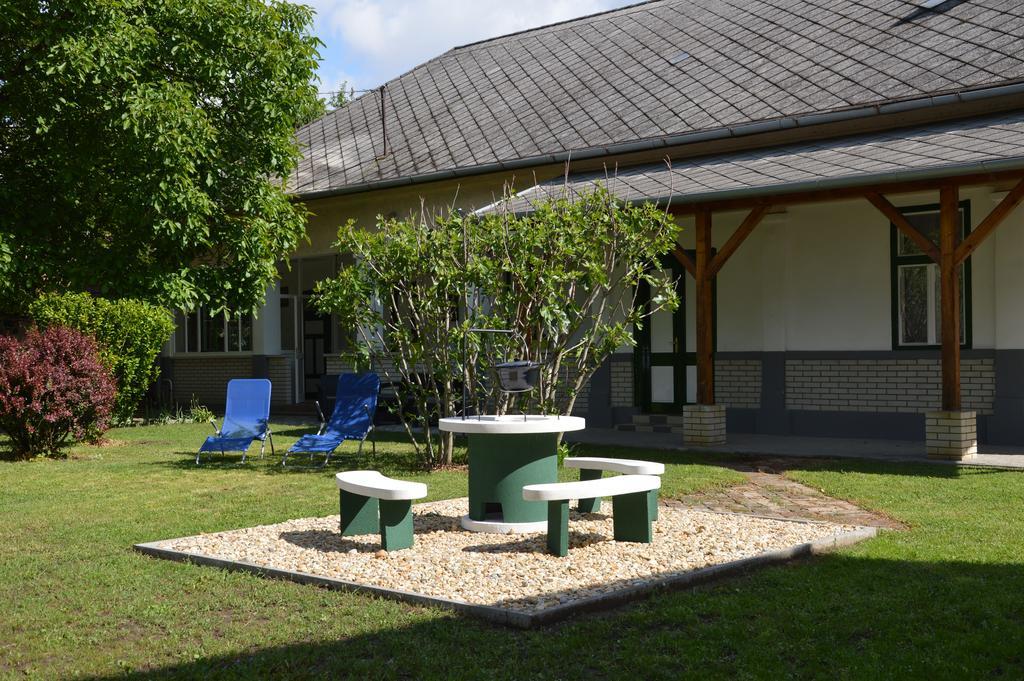Tisza-Kert Apartmanok ทิสซาฟือแรด ภายนอก รูปภาพ