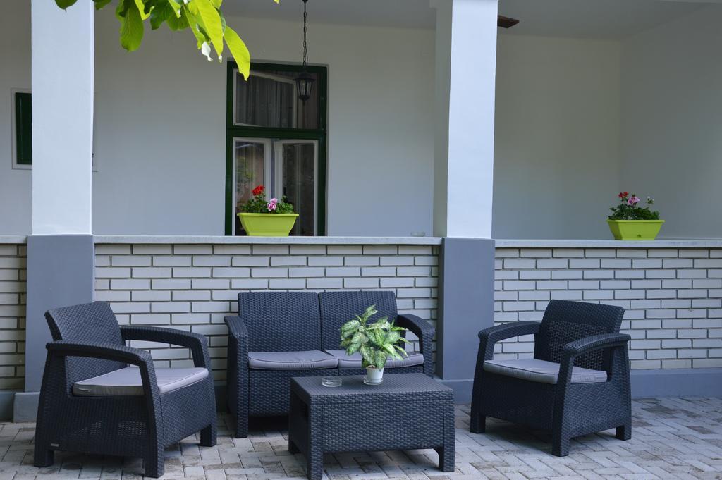 Tisza-Kert Apartmanok ทิสซาฟือแรด ภายนอก รูปภาพ